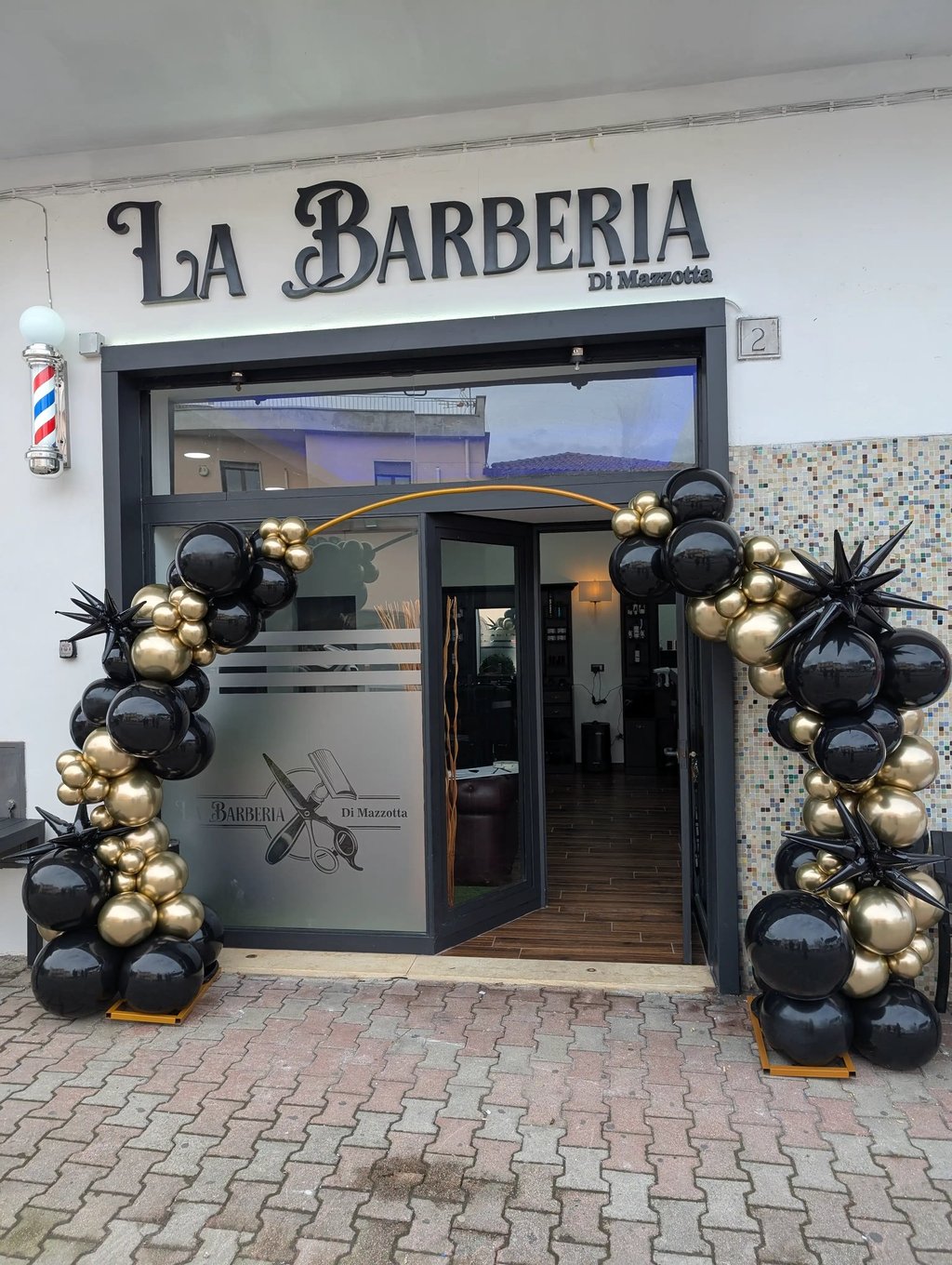 allestimento di un negozio nuova apertura con insegna e vetrofania