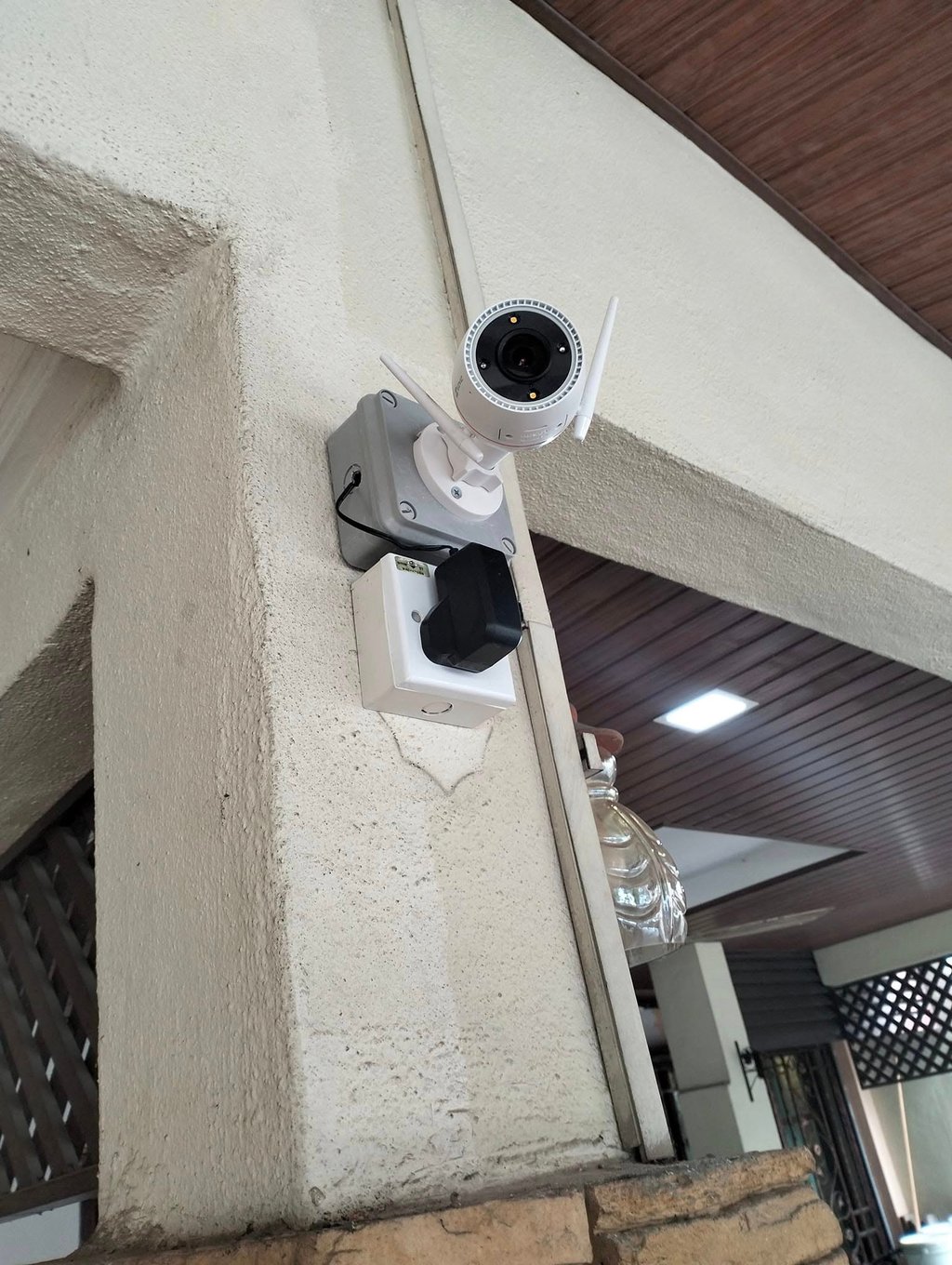 uruteknik Suasana install CCTV dengan pemantauan profesional.