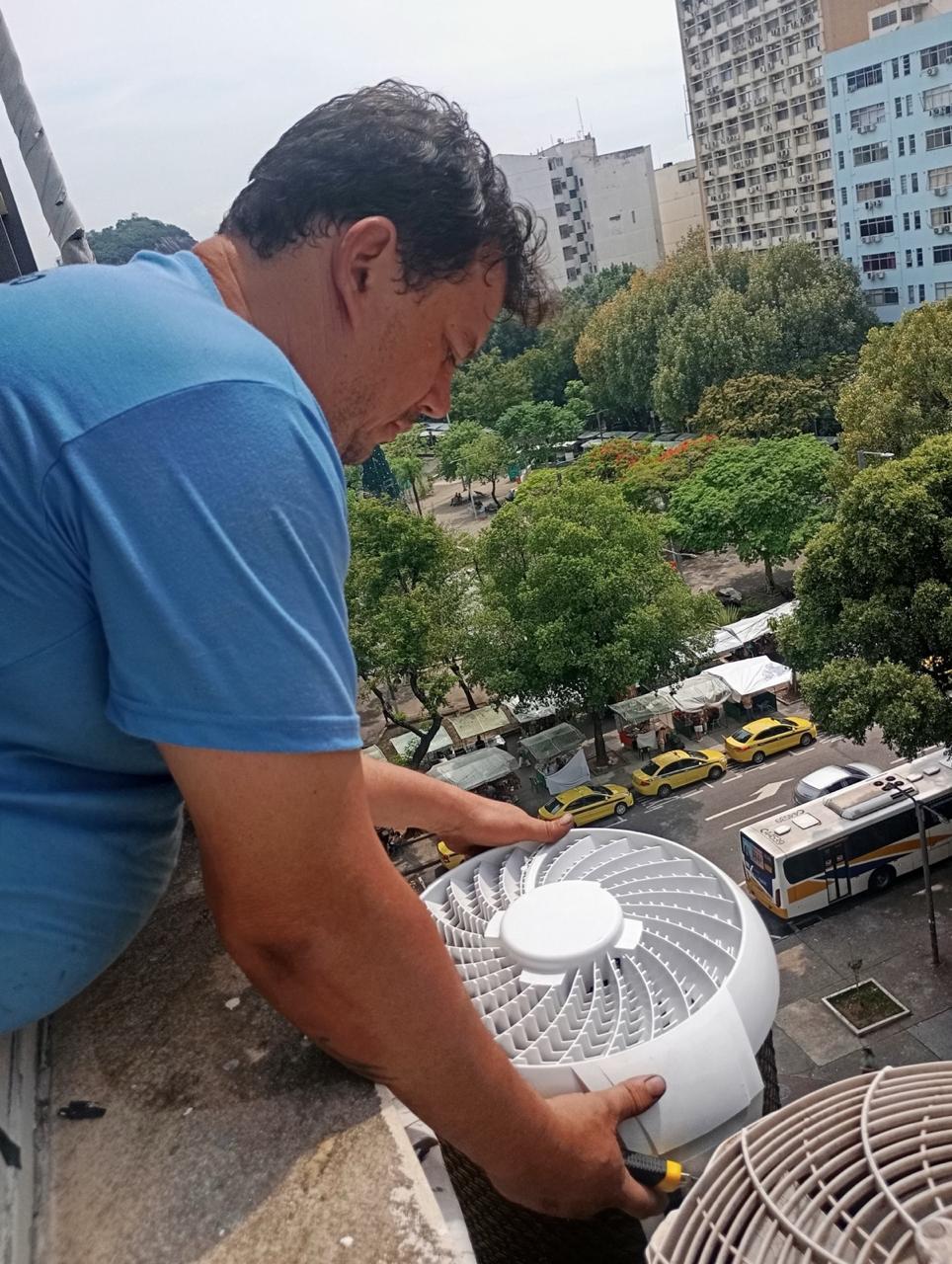 técnico reparando evaporadora