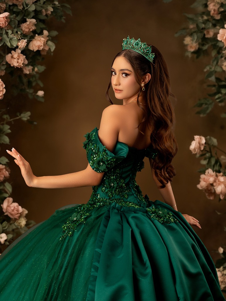 Sesión fotográfica de quinceañera en exteriores de Aguascalientes luciendo vestido elegante.