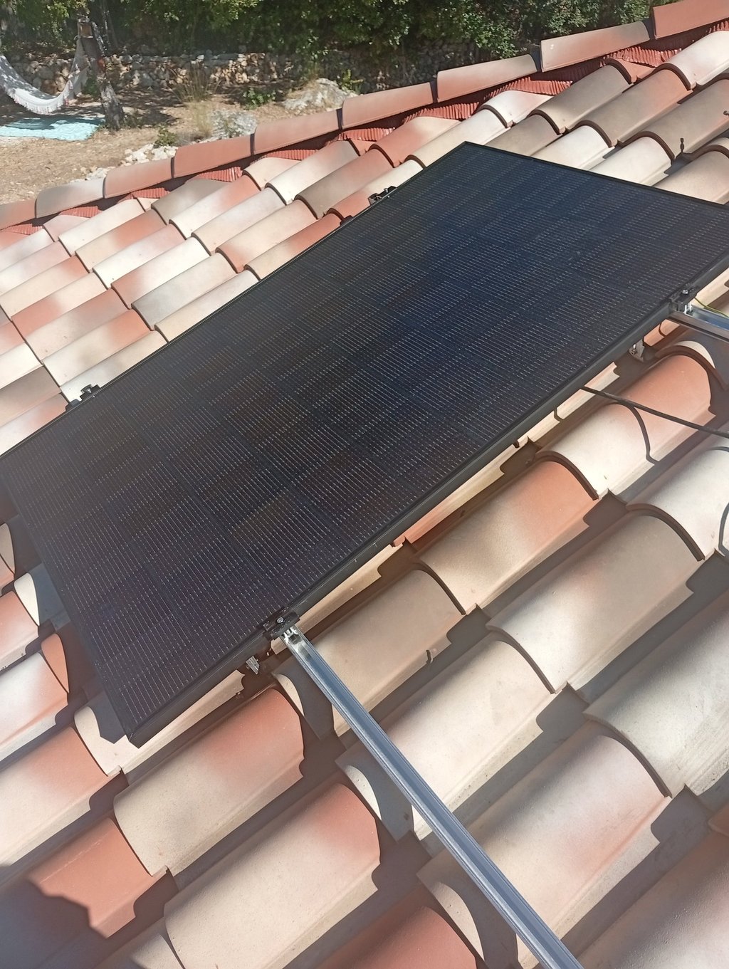 Premier panneau solaire posé sur toiture en tuiles à Lorgues (83), début de l’installation photovoltaïque