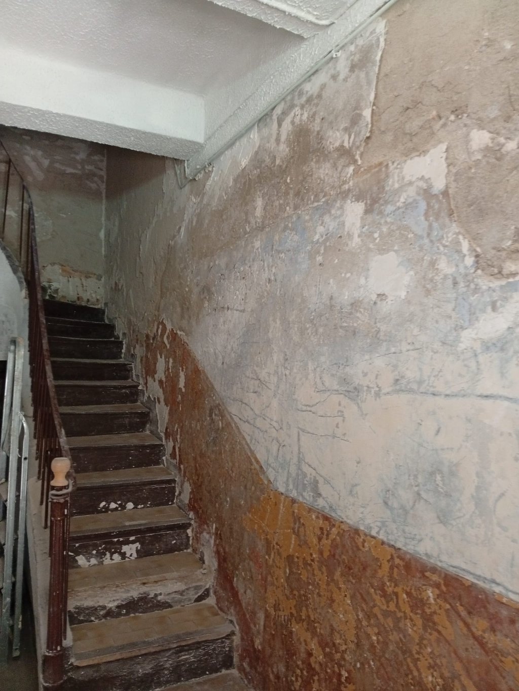 Remise en état complète d'une entrée et couloir avant rénovation à Marseille. Harenova,
