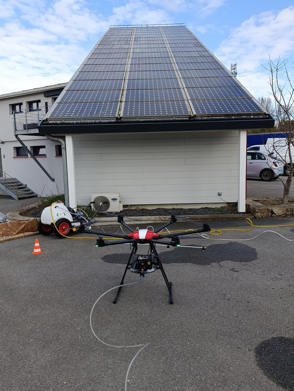 Nettoyage des panneaux solaires par drone