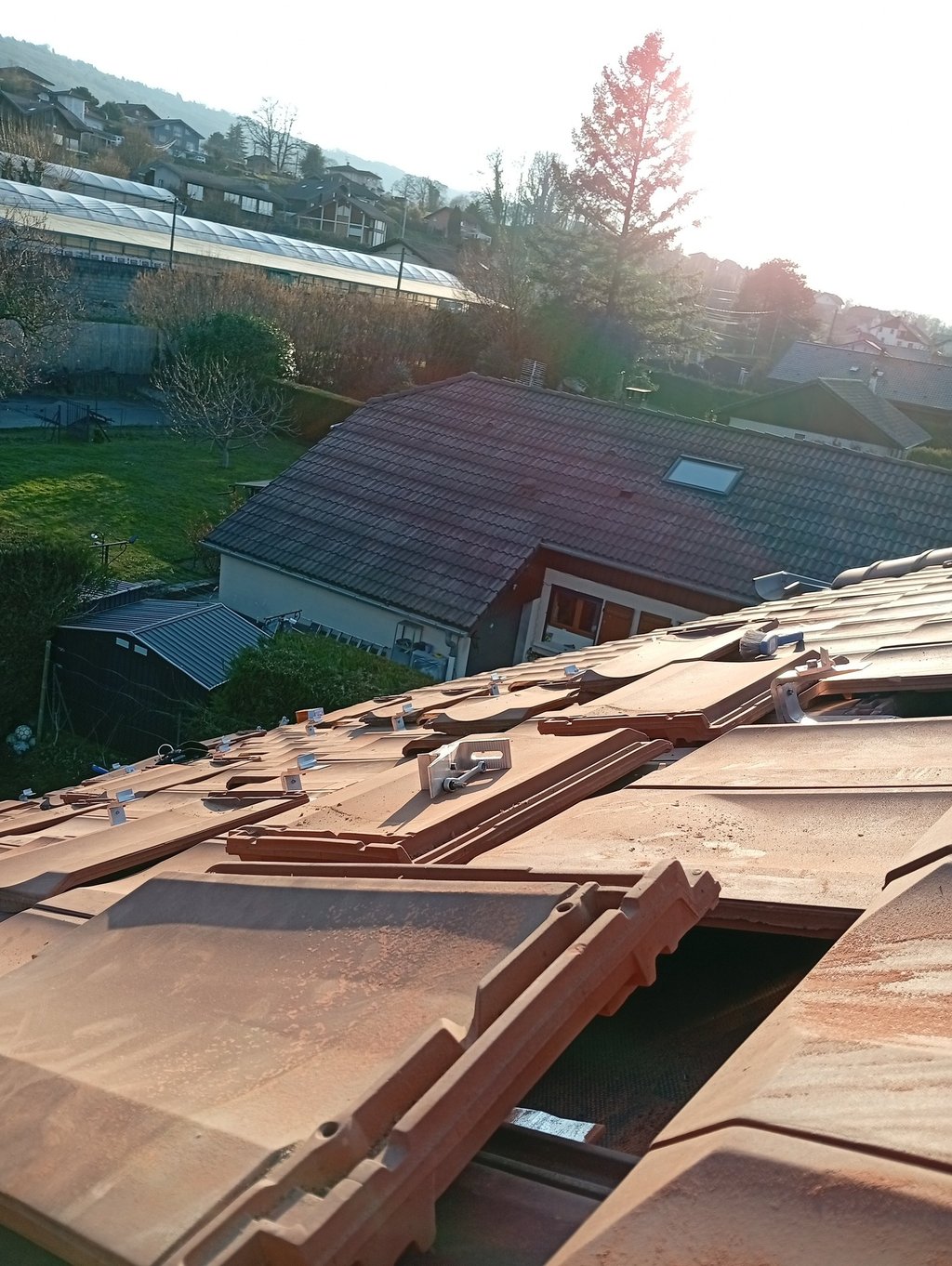 préparation de la toiture pentue avec dépose des tuiles avant installation solaire de 9 kWc