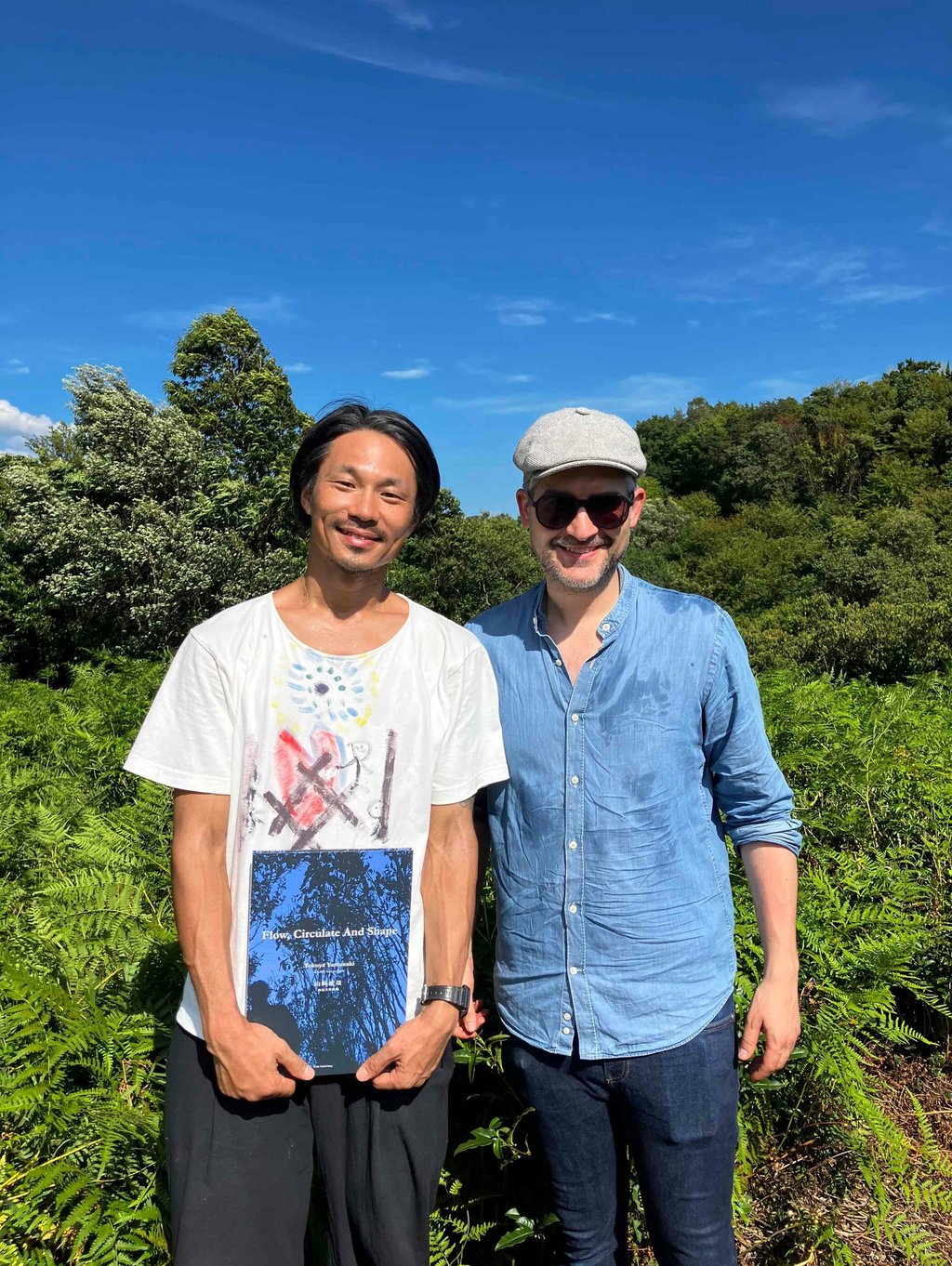 Avec notre producteur monsieur Yamazaki dans u champ de théiers.