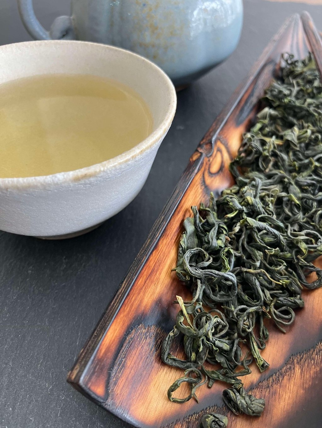 Tasses et feuilles de kamairicha