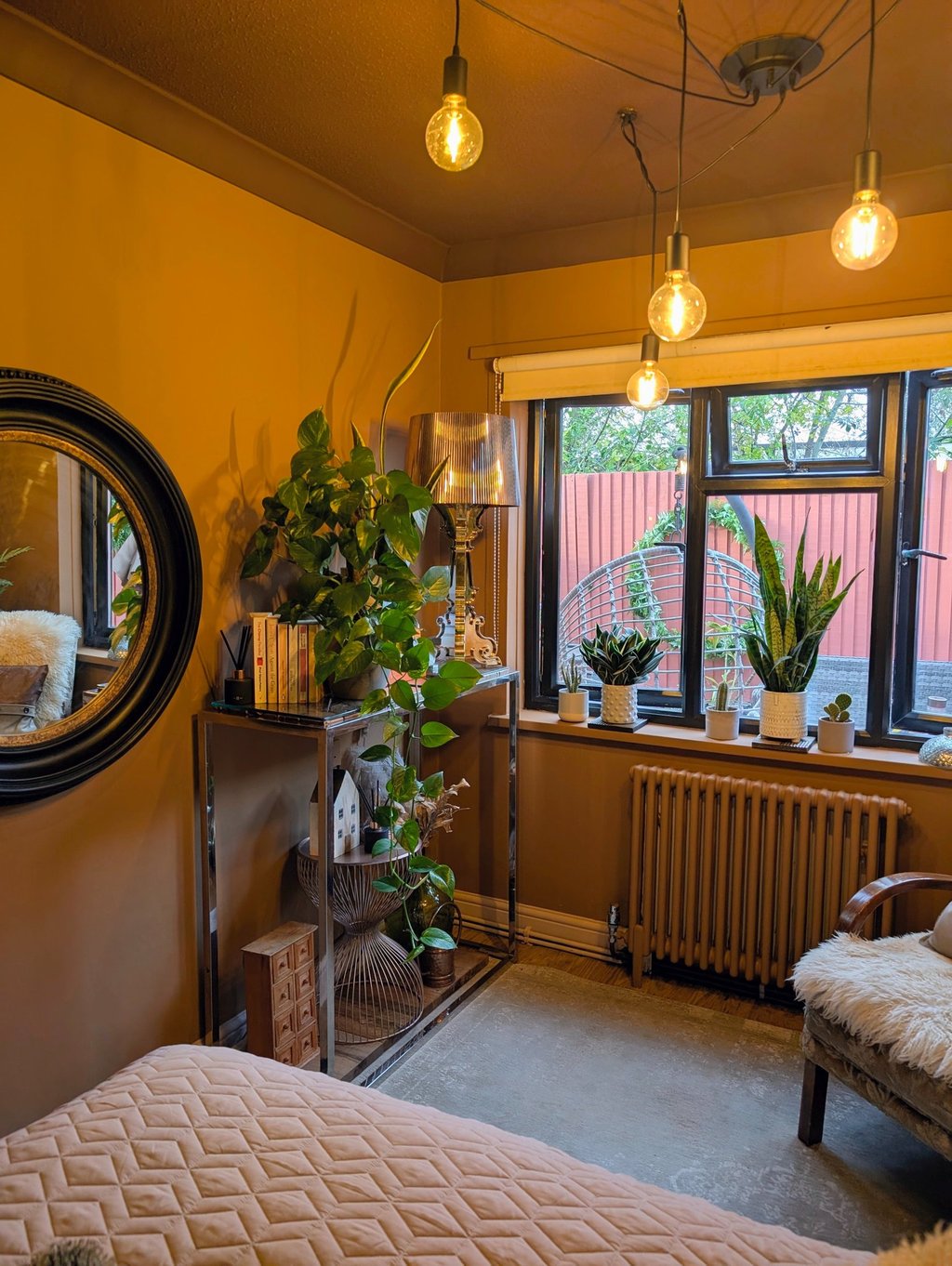 Cozy bedroom, colour capped with plants.