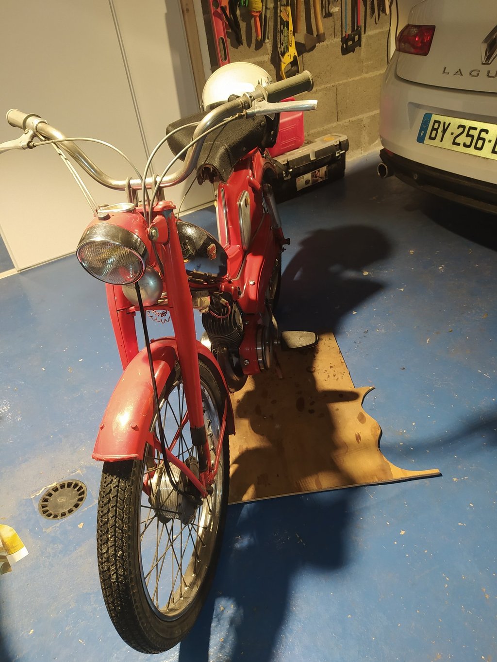 Mobylette Motoconfort AU88 de 1959, elle n'est pas dans sa couleur d'origine. Vue de devant.