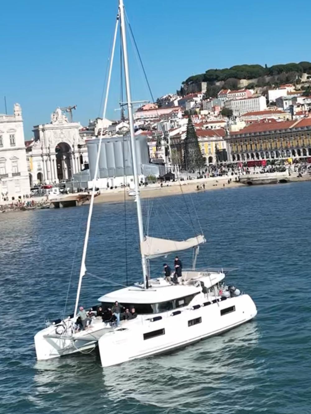 Notre Lagoon 46 posté devant la place du commerce lors d'une excursion à Lisbonne