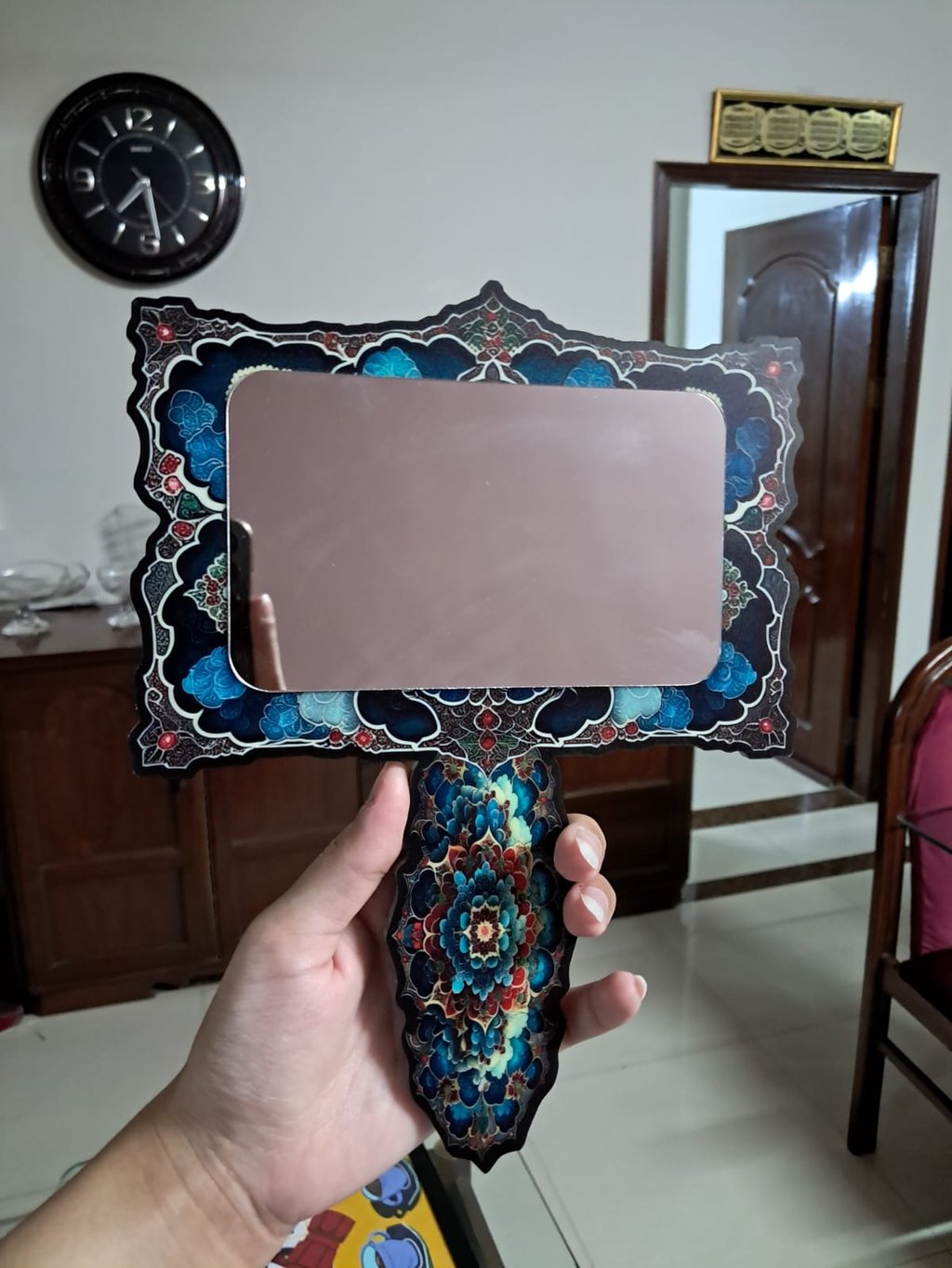 Customized hand mirror