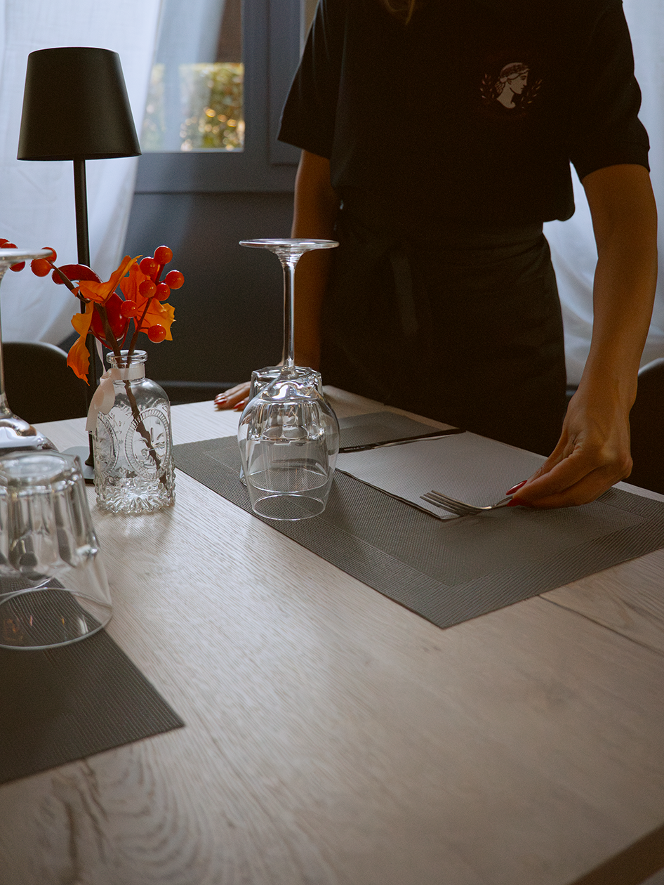 Tavolo apparecchiato al Bistrot Dea di Ceggia, carni selezionate, vini e atmosfera elegante