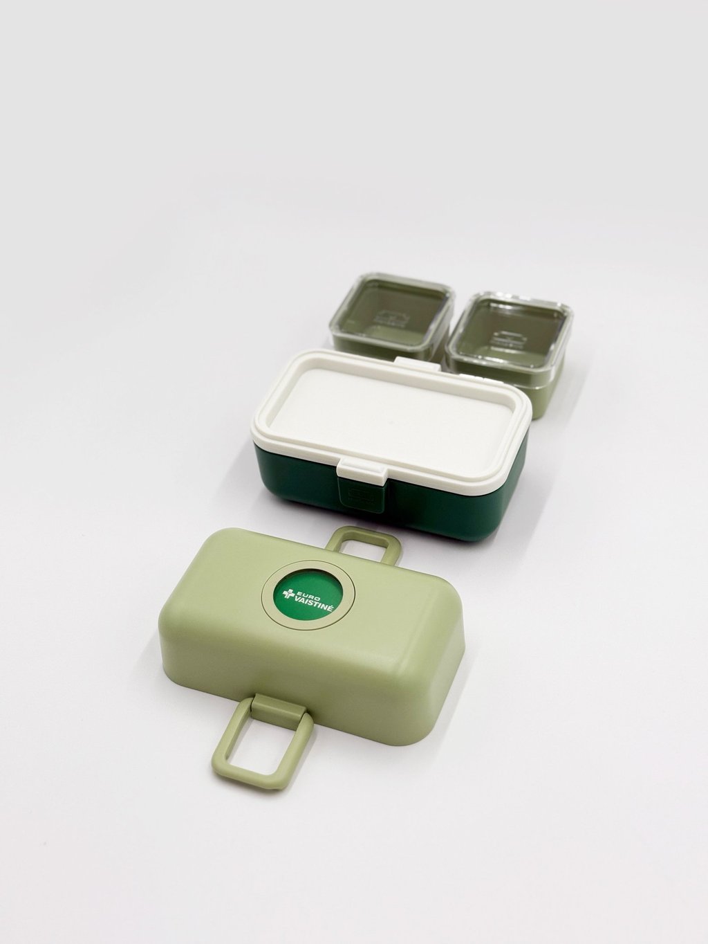 Green reusable lunch box set with divided compartments and Euro Vaistinė branding for meal prep.