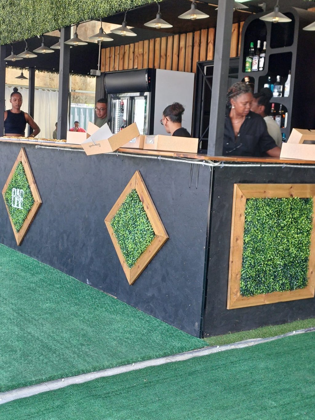 bar floral avec du personnel