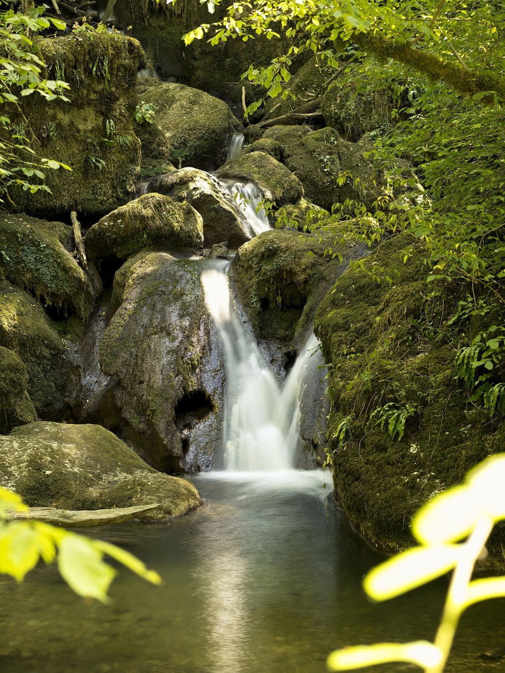 Langzeitbelichtung eines Wasserfalls im Chaltbrunnental