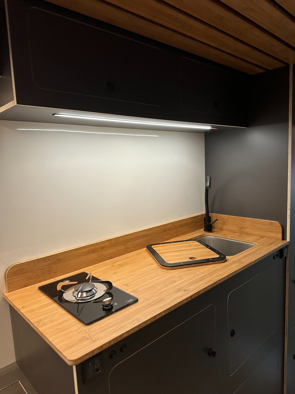 cocina interior de una célula camper con acabados de alta gama