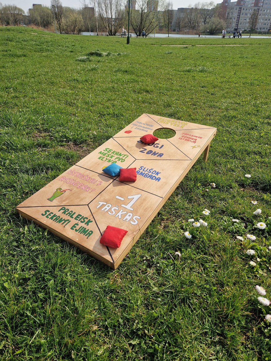 Cornhole su užduotimis žaidimas – žaidimų nuoma Klaipėdoje.