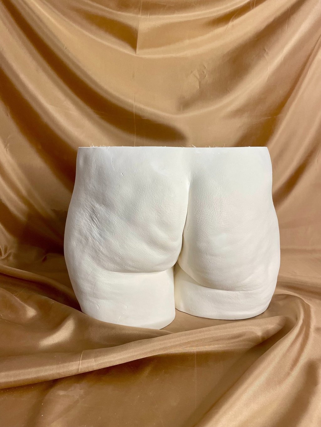 Moulage fesses en plâtre sur fond doré - Moulage intime Bordeaux