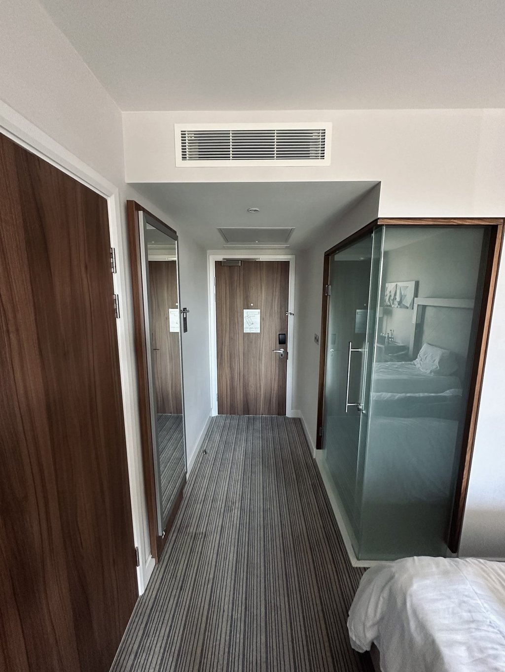 po gipso lubomis sumontuotas daikin  fdxm35 kanalinis kondicionierius