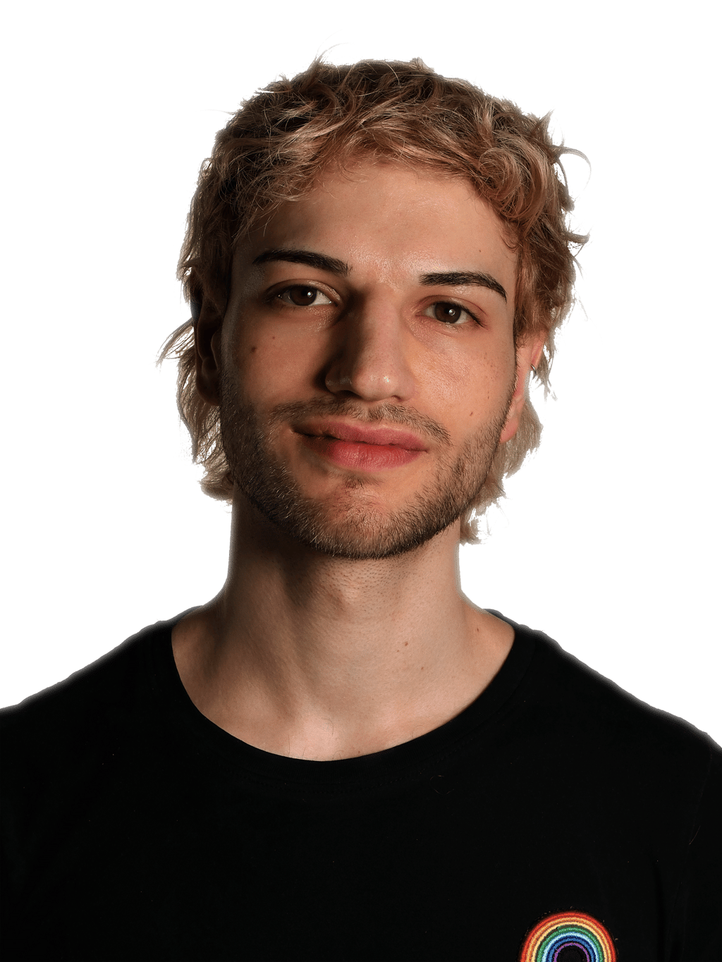 Porträt Konstantin Michaelis. Blonde kurze Haare, 3-Tage Bart, Schwarzes Tshirt, grinsend