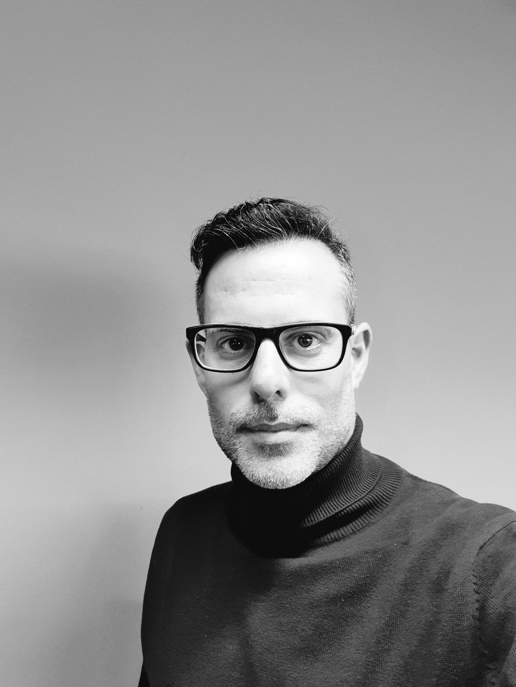 Retrato de Iván Soto, fundador de NudMinds y experto en liderazgo, ventas y desarrollo humano.