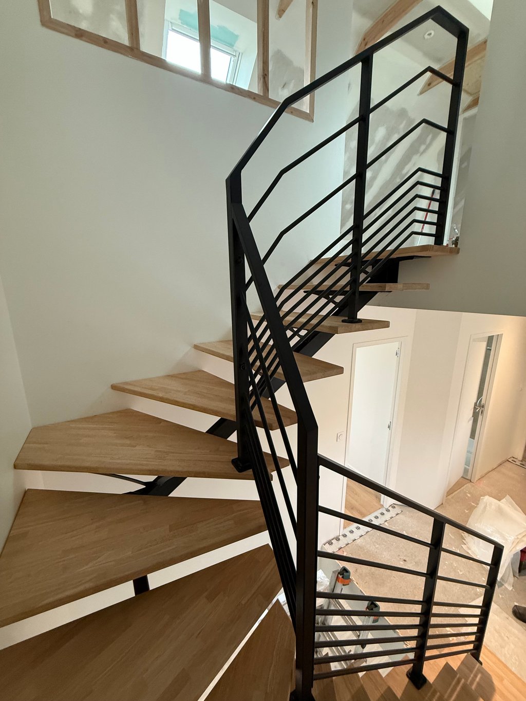 Installation d'un escalier en métal et garde-corps de sécurité à berven