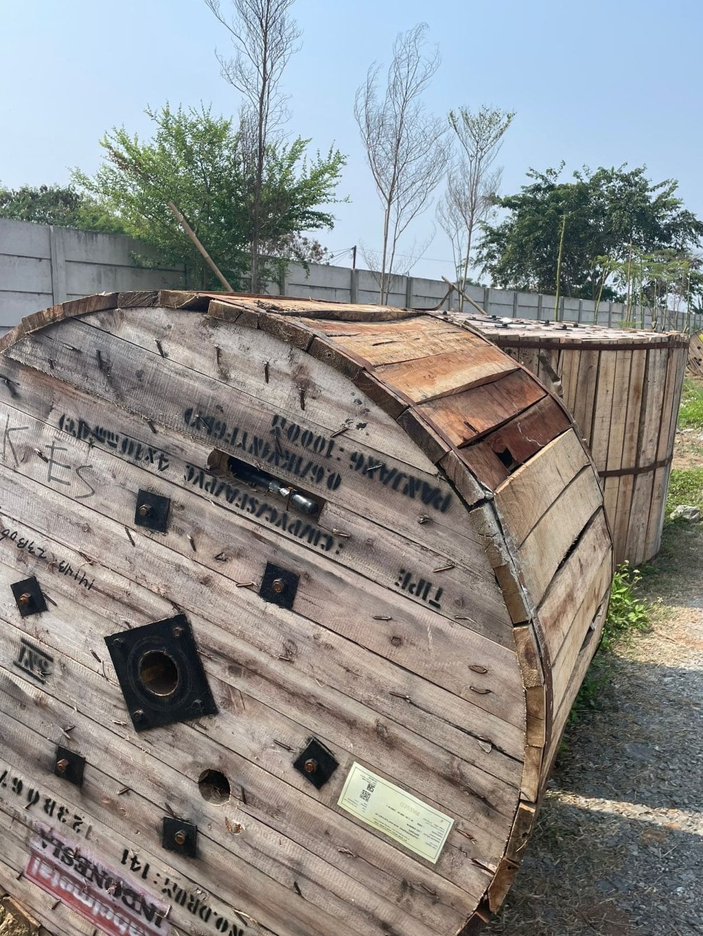 a wooden barrel type barrel with a wooden barrel di lapangan sebelum pemasangan