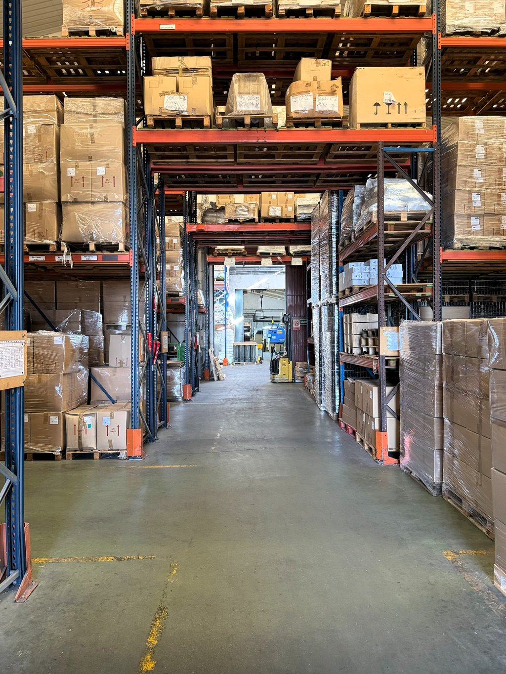 almacén fábrica de plásticos