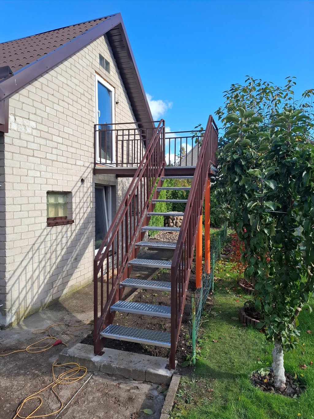 Metaliniai lauko laiptai is tvirto plieno