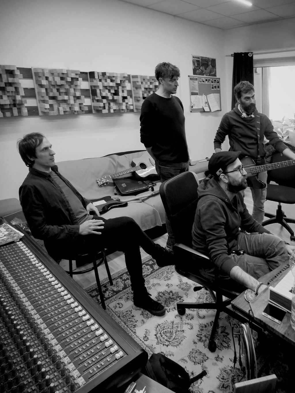 Gli ALTRO in control room all'Avangarage studio di registrazione pesaro