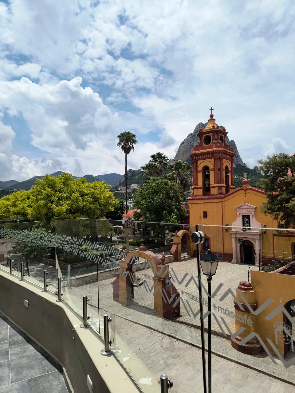 iglesia y peña de bernal desde una terraza