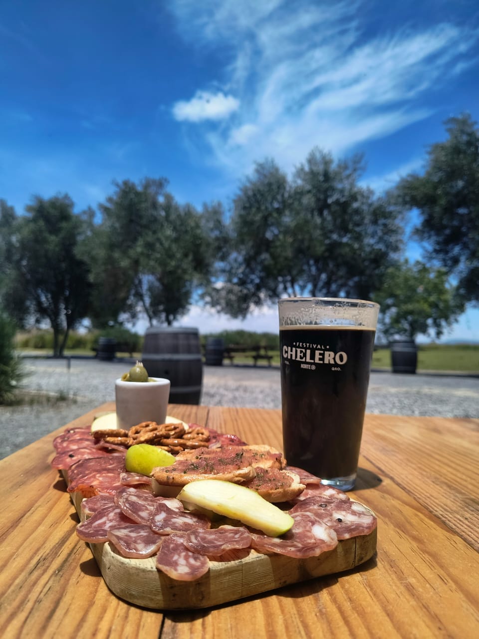 Tabla de carnes frías acompañada de cerveza artesanal