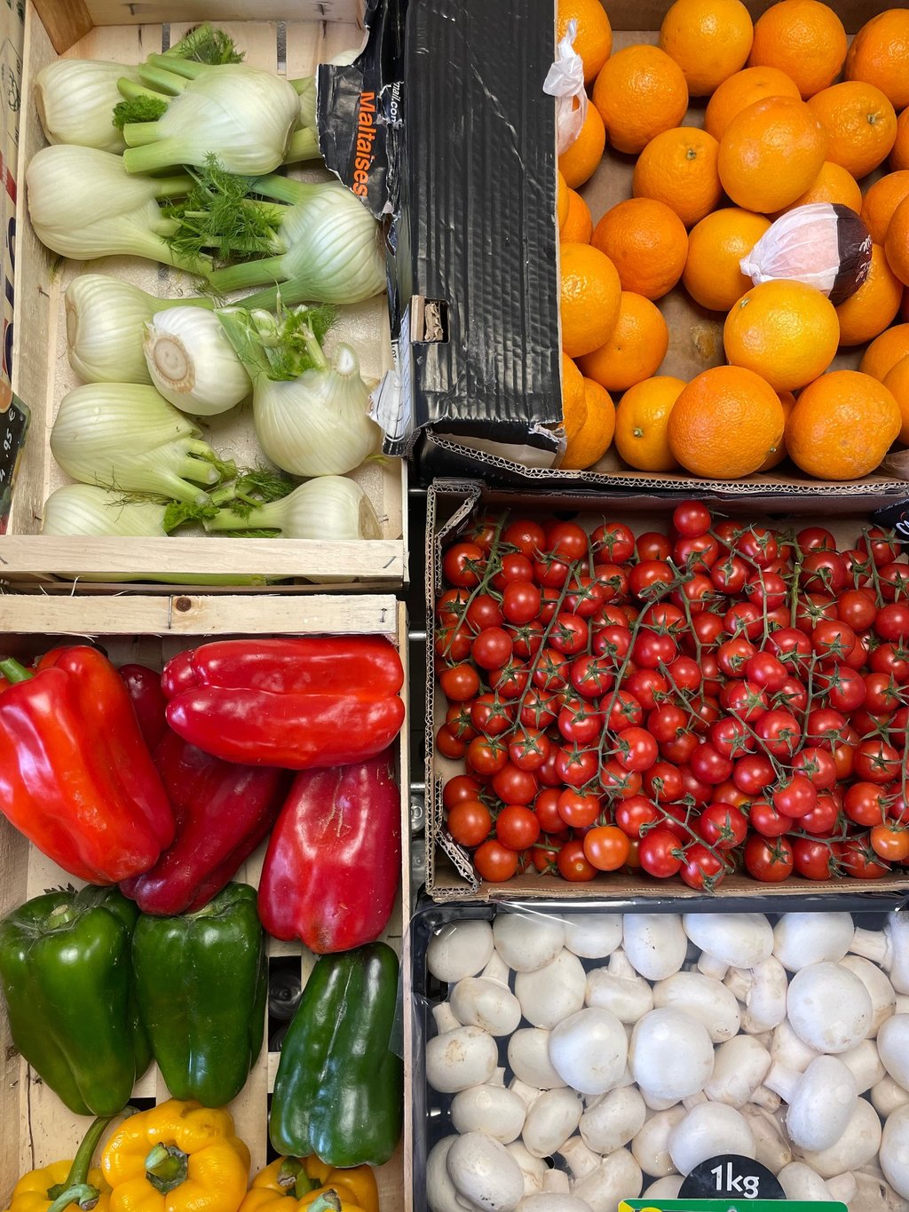 Étalage de fruits et légumes frais chez Au Jardin des Sablettes, votre primeur à Beaulieu : poivrons