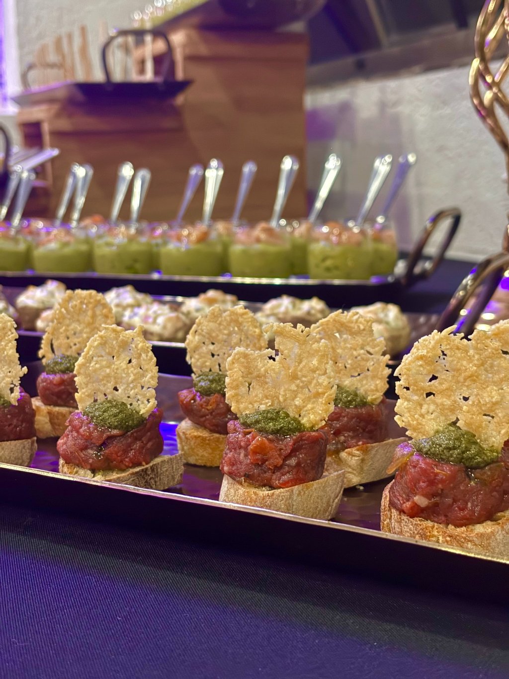 Tártaro de res con pesto casero y tuille de parmesano