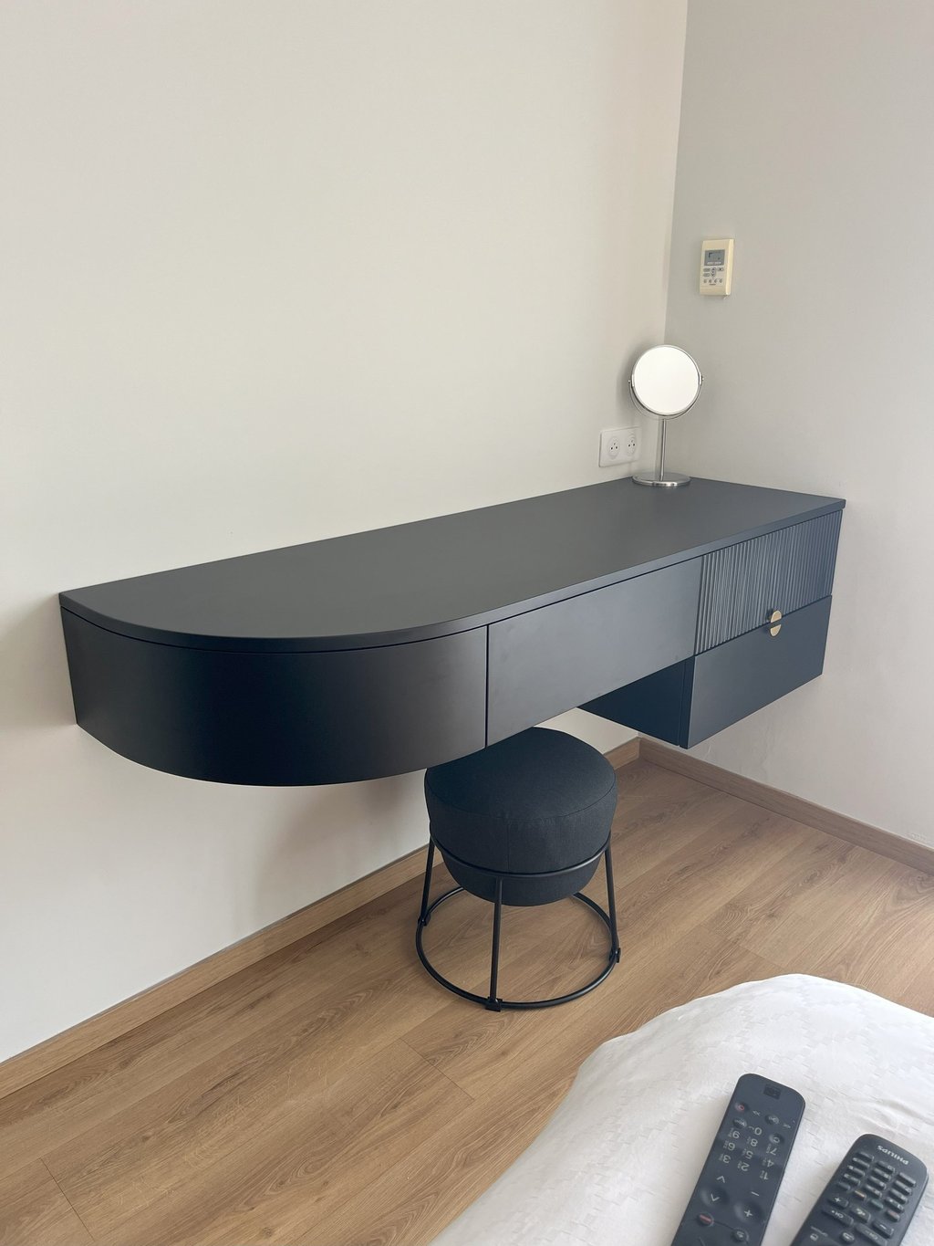 Coiffeuse sur mesure laqué noir mat