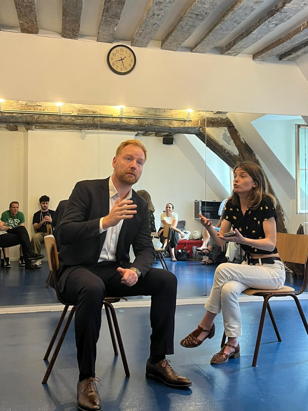 Élèves en répétition de théâtre comique à Paris — Comic Academy