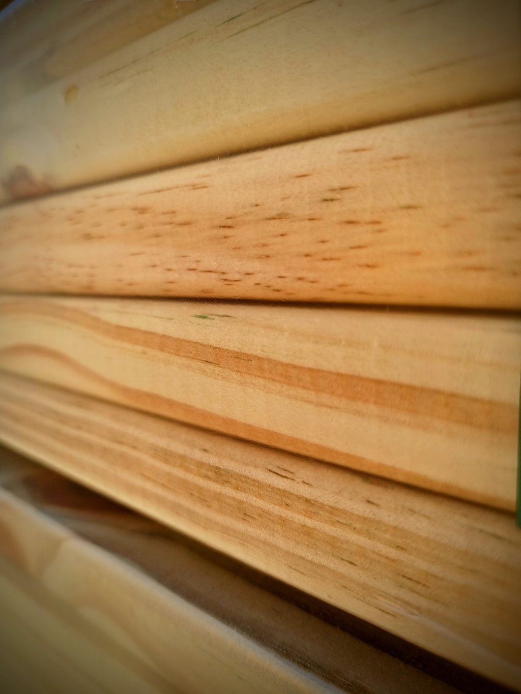 Primer plano de tablones de madera de pino apilados que muestran los detalles de la veta y l