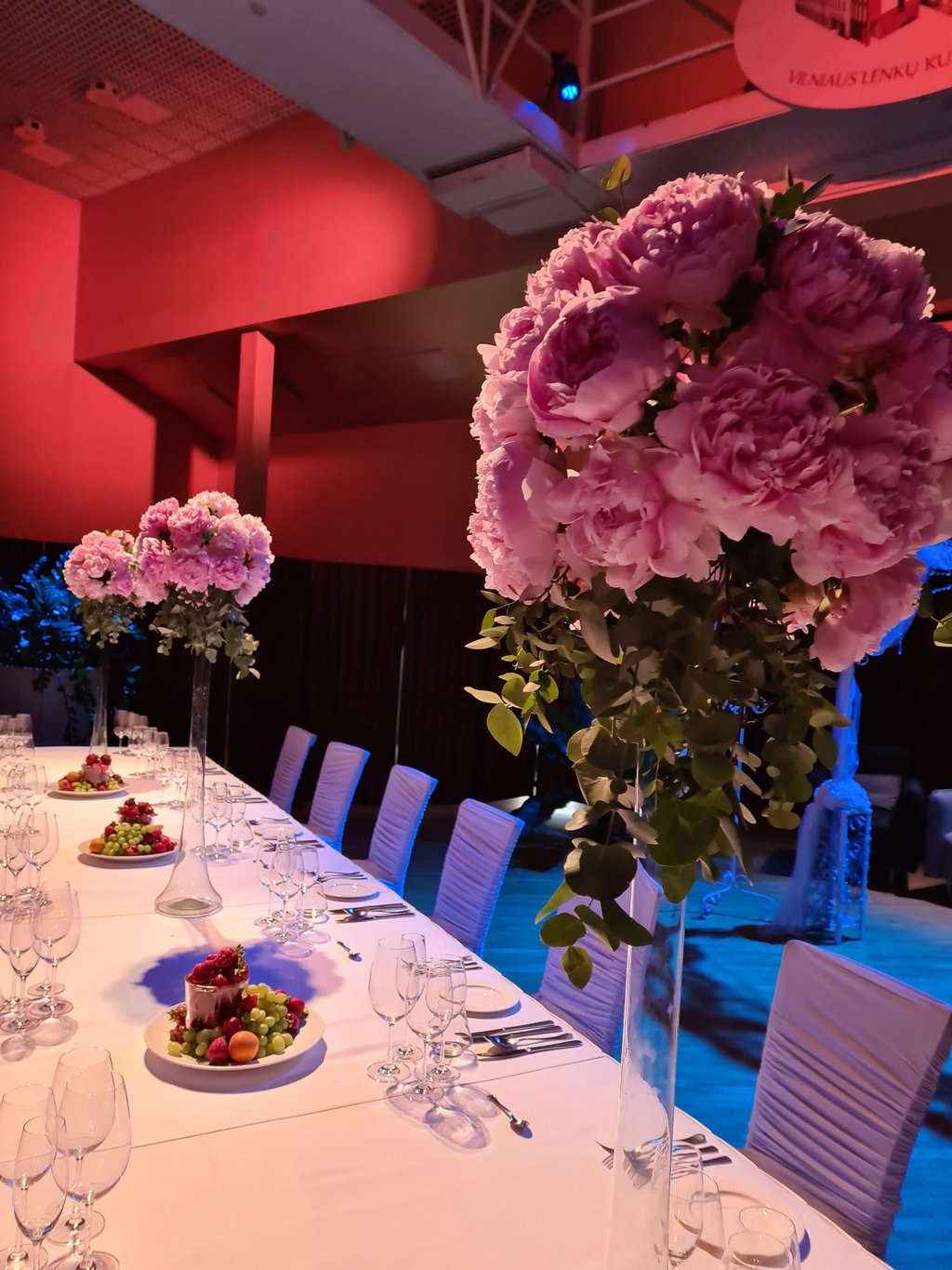 Šviežių gėlių puokštė stalo dekorui gimtadienyje