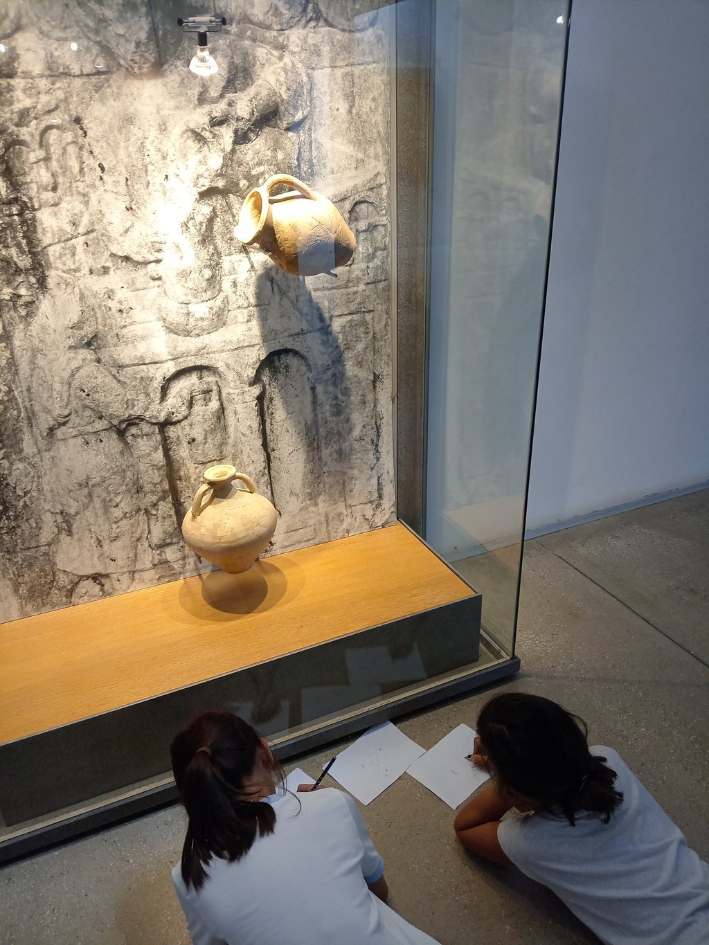 Élèves dessinant une amphore romaine