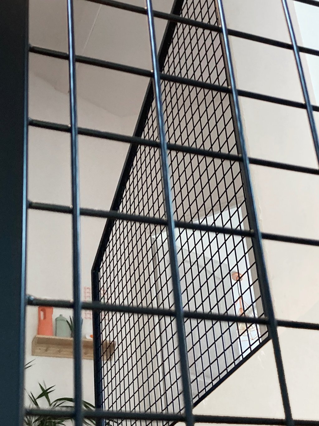 cage d'escalier avec garde -corps en acier noir 