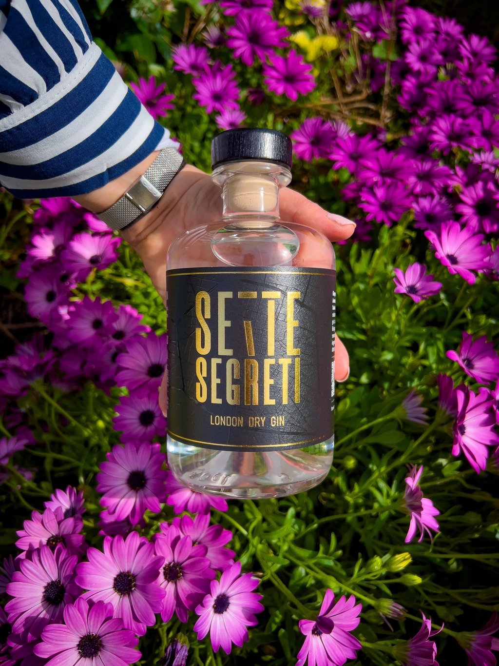 a person holding a bottle of selte selte segreit
