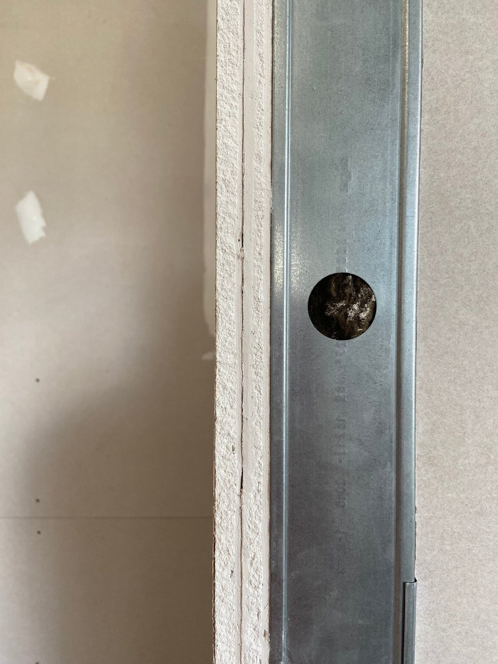Detalhe da instalação de parede acústica em drywall duplo para tratamento de isolamento acústico
