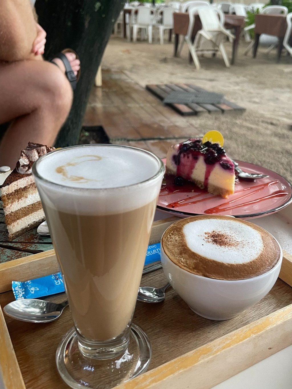 Kawa i ciasto na plaży