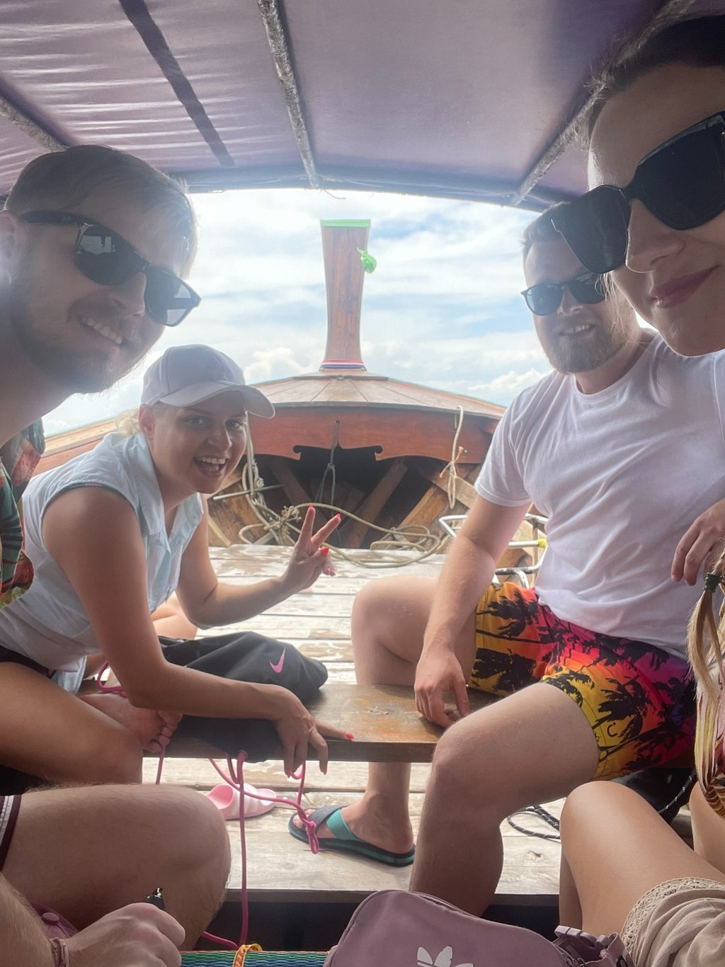 wycieczka na Poda Island, znajomi w łódce