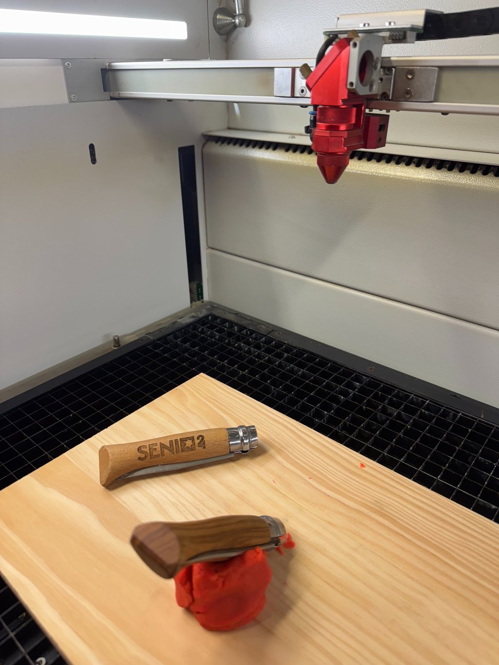 Gravure d'Opinel couteau au Laser