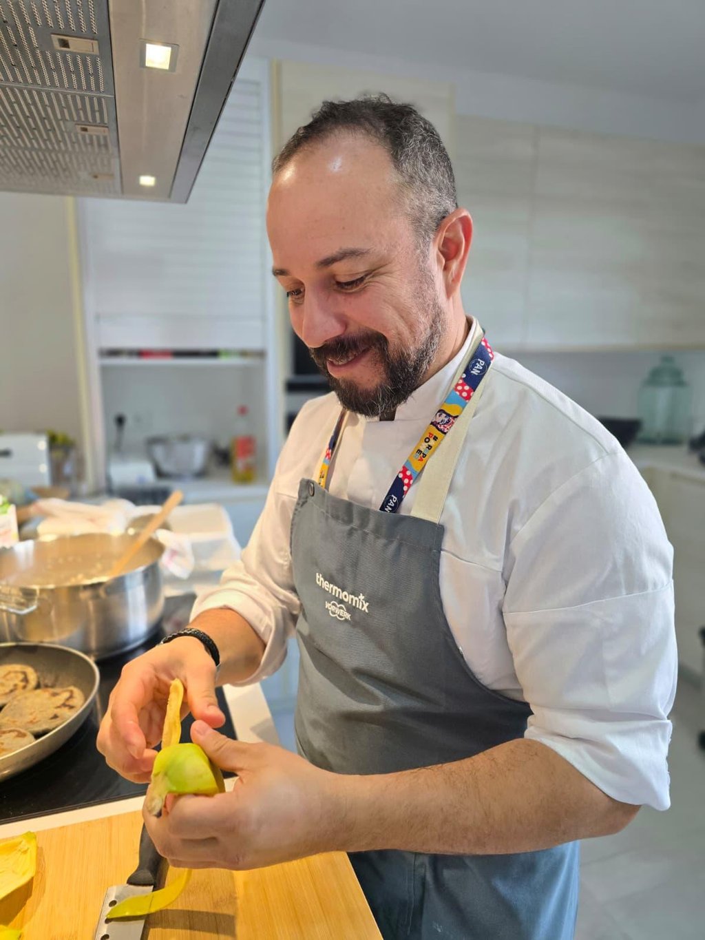 el chef Edgar Trejo con un delantal de sostiene un cuchillo en una cocina en Mallorca