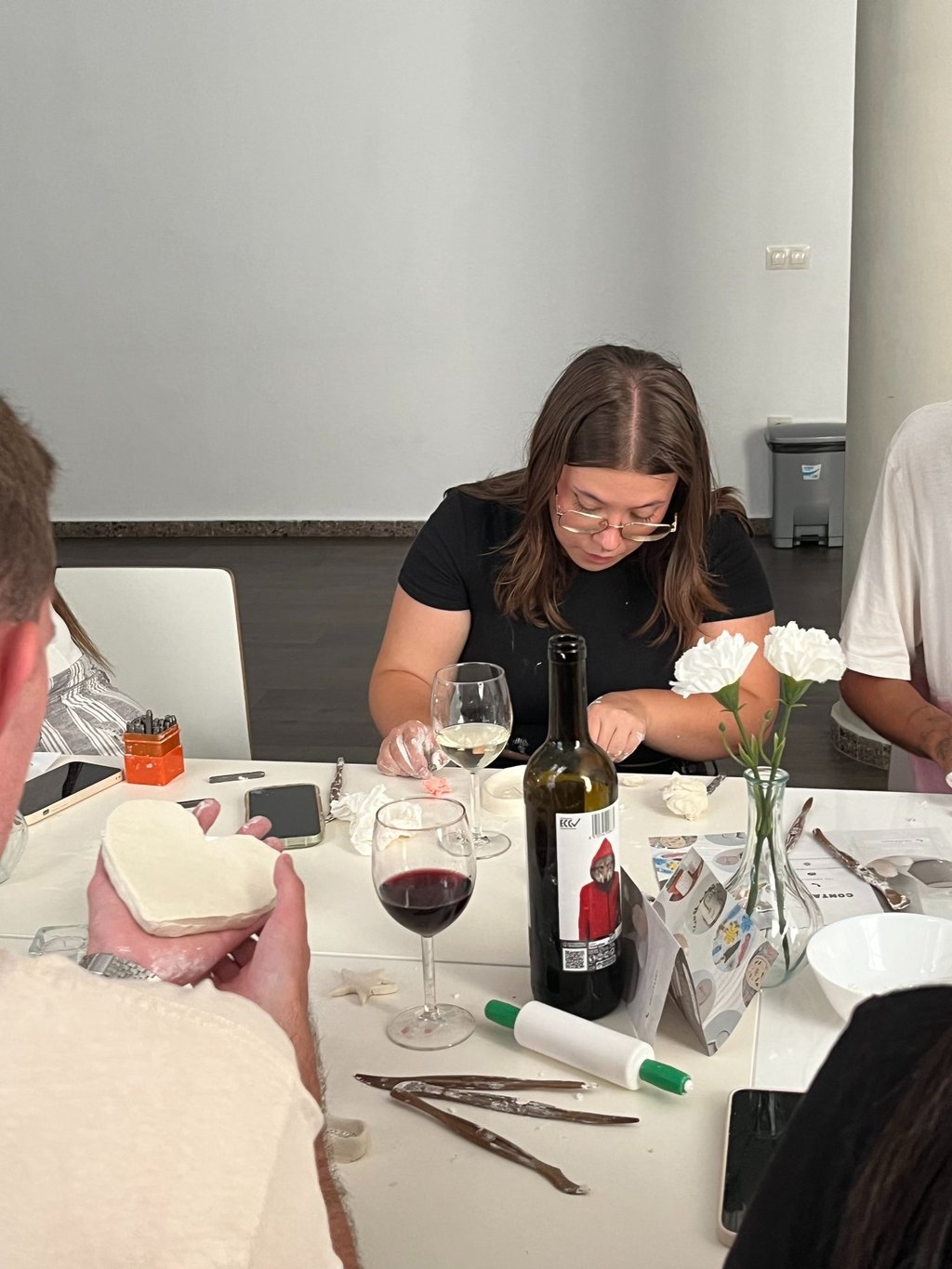 "Espacio de taller en Ethereal decorado para una experiencia artística."