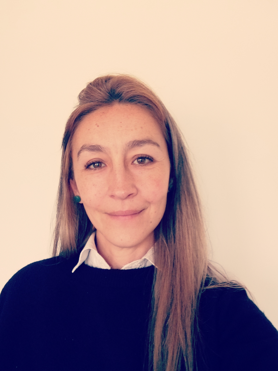 psicologa profesional sonriendo para una foto