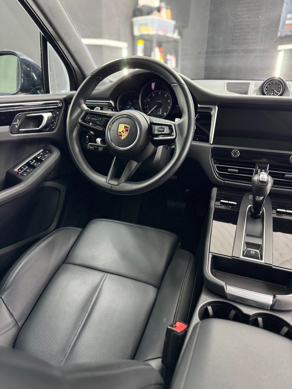 Salono cheminis valymas – Porsche interjeras po valymo WestSide Garage Šiauliuose