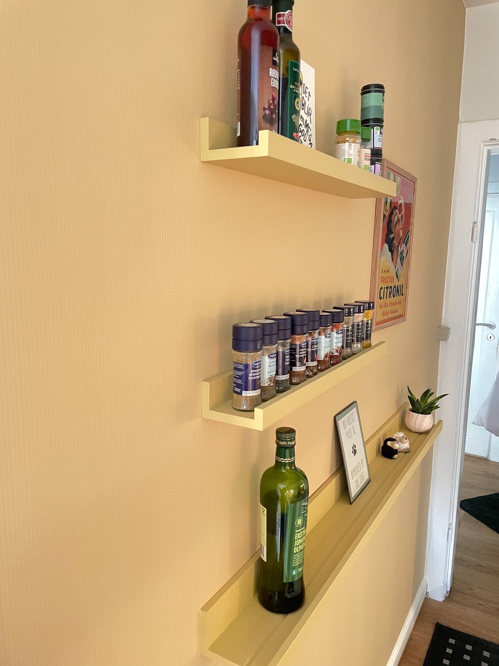 boligindretning med farver I Gul tapet væg i køkkenet