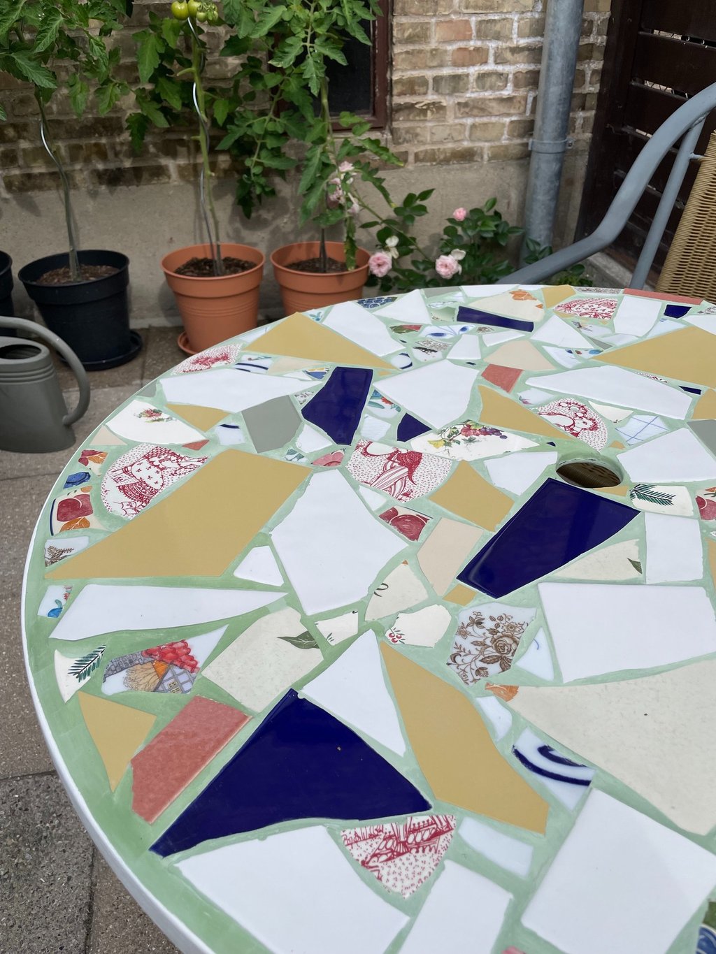 Boligindretning med farver I Mosaik havebord, diy